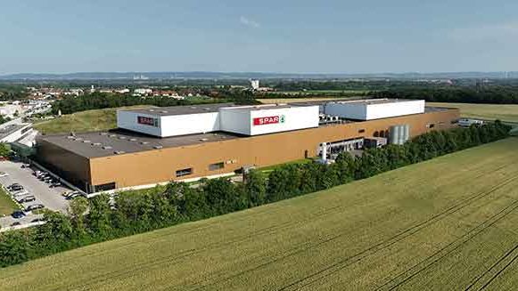 KNAPP_AG_de's tweet image. Together with our long-term partner @SPARoesterreich we have taken their central warehouse in Ebergassing to the next level. More details in our blog: sohub.io/n6ma

#weareknapp #partnership #makingcomplexitysimple