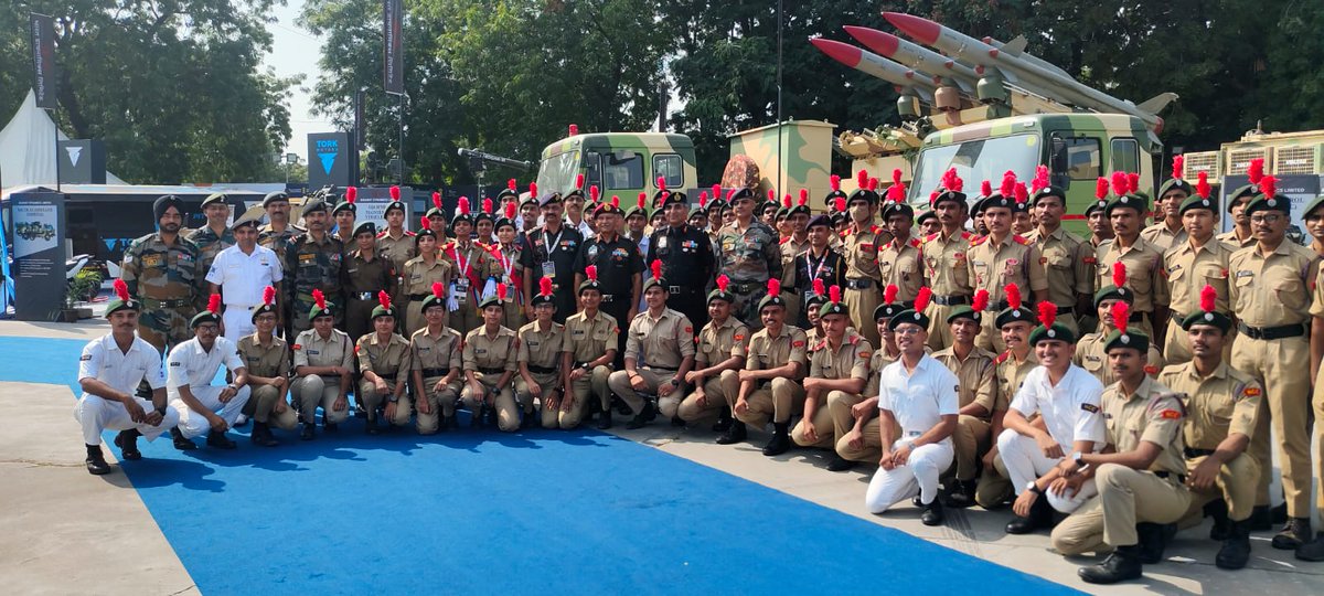NCC_Dte_Gujarat's tweet photo. #NCCGUJARAT
#DefExpo2022
The GOC-in-C, Central Comd interacted with the NCC cadets participating in #DefExpo2022 and complimented them for their good work.
@DefencePRO_Guj 
@HQ_DG_NCC 
@PMOIndia 
@adgpi https://t.co/ZAublM7mzO