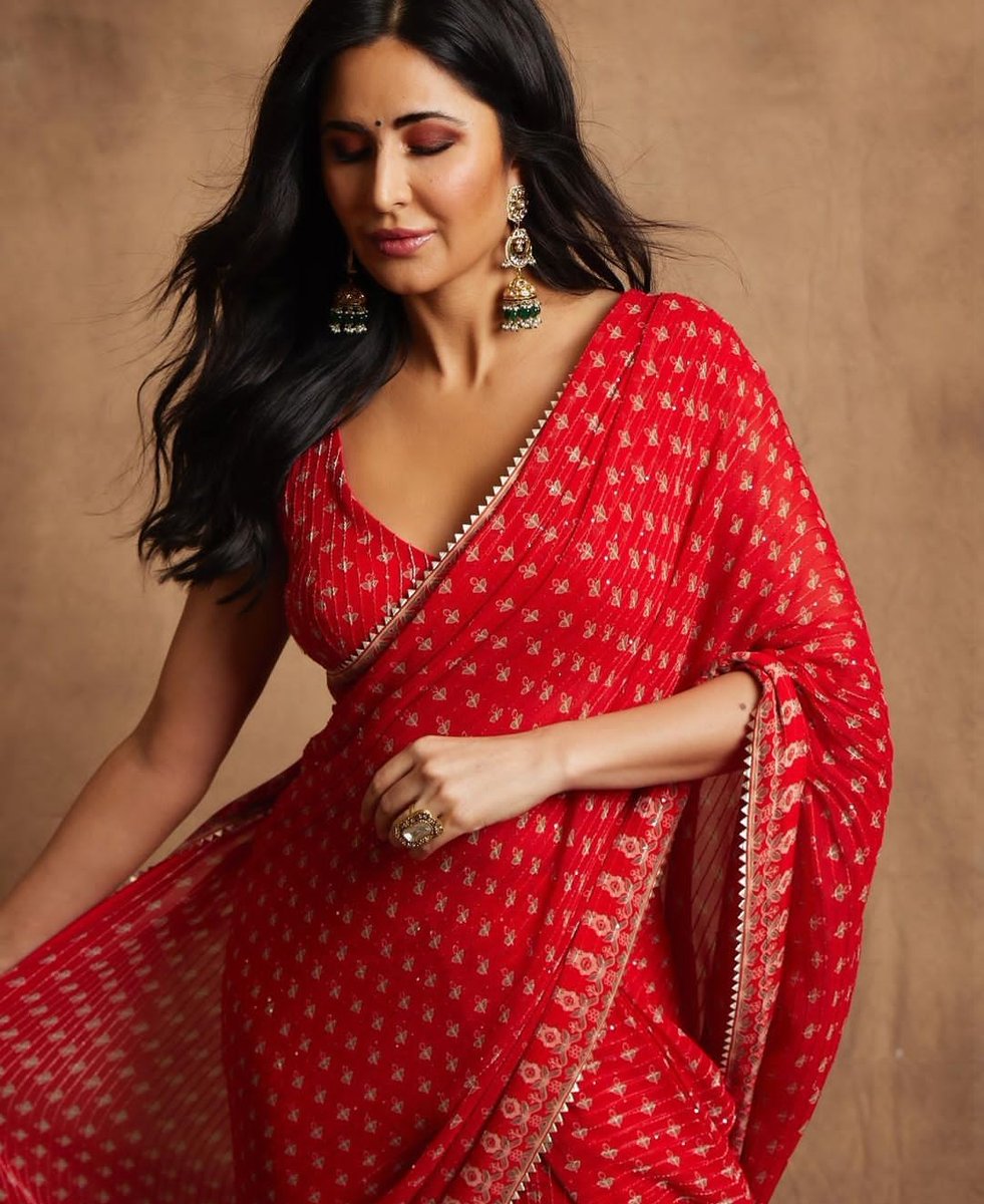 katrinarchives's tweet photo. Katrina Kaif's middle name is "stunning" https://t.co/ISnsbPpN66