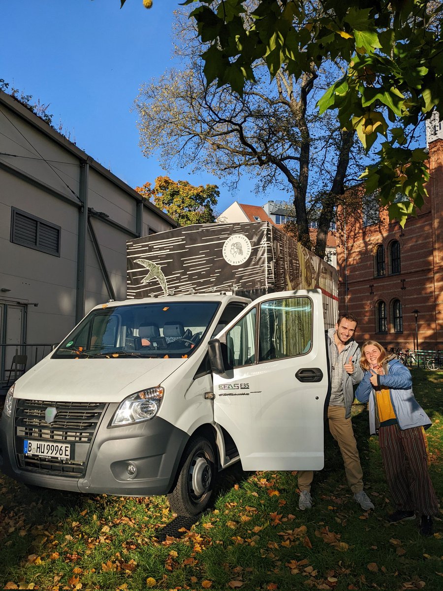 train4science's tweet photo. Tuuuut tuuut! Auf geht's mit dem #HumboldtSatellit vom Campus Nord nach #Adlershof. @HumboldtUni 

Heute findet ihr uns auf dem Campus Adlershof vor dem LCP. @berlinscience @Technologiepark 

Kommt vorbei und probiert unsere Spiele-App #TRAIN4Science aus. @ktstiftung https://t.co/kUMpRX59kk