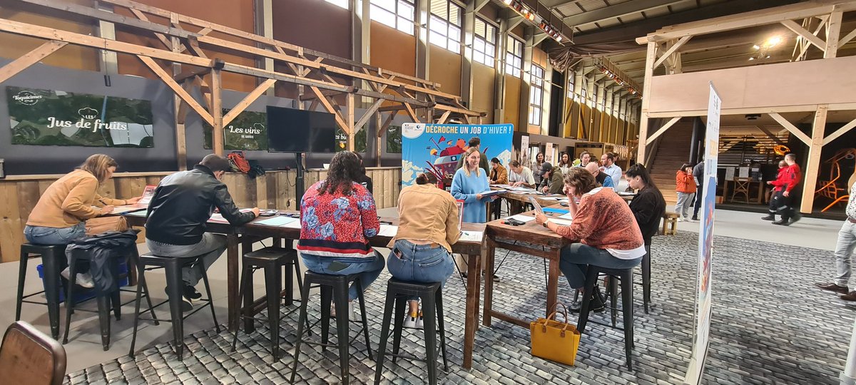 FrossardMarie's tweet photo. En direct de Toquicimes @megeve avec nos équipes du pôle emploi de Sallanches et nos conseillers de la plate forme de vocation
👉 détection de potentiel métiers HCR
👉 à l issue passage sur le stand #formation
👉rencontre avec des employeurs pour des périodes d immersion https://t.co/lc317NPbWH