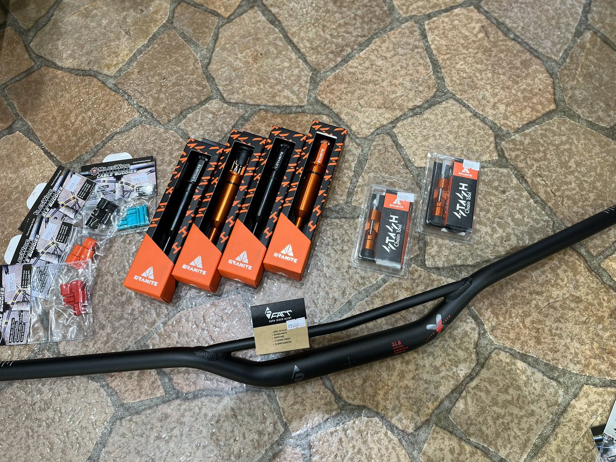 astbikes's tweet photo. 新入荷😍かっこいいハンドルバーとスマートなツール‼️お値段もリーズナブル👍#granite #stashmultitool #chaintool #farr #マウンテンバイク #トレイルライド #astbikes #astforest #和光 #秩父 #成増 #光が丘公園 #練馬 #板橋 https://t.co/DXAvoya5zD