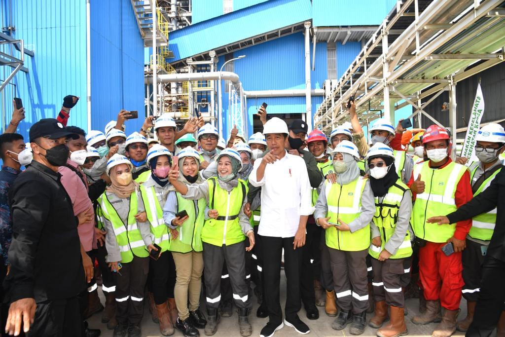 Meninjau smelter baru PT Timah Tbk di Kab. Bangka Barat. Pembangunan smelter ini adalah bukti keseriusan pemerintah melakukan hilirisasi bahan tambang.

Dengan smelter baru ini, nilai tambah bahan tambang di dalam negeri makin meningkat dan lapangan pekerjaan akan terbuka luas.