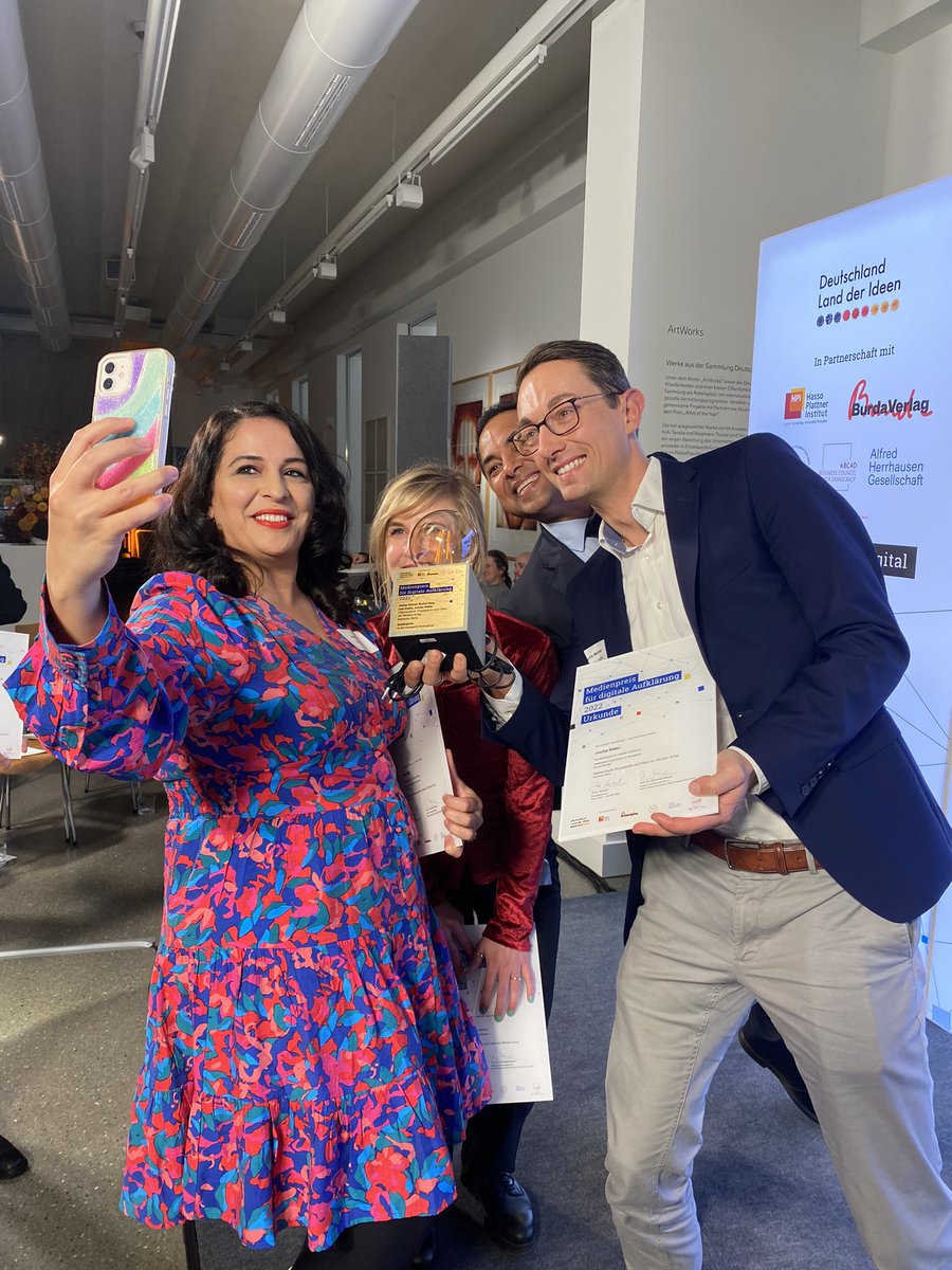 … und besonders an das Faktencheck-Team der <a href="/DeutscheWelle/">DW Deutsche Welle</a> <a href="/joschaweber/">Joscha Weber</a> <a href="/rachel_baig/">Rachel Baig</a> <a href="/anwarjashraf/">Anwar Ashraf</a> <a href="/InesEis/">Ines Eisele</a> für einen Beitrag über Desinformation im Ukrainekrieg (Neuer Sonderpreis vom Business Council for Democracy #BC4D). Noch in der Mediathek. Viele starke Bewerbungen!