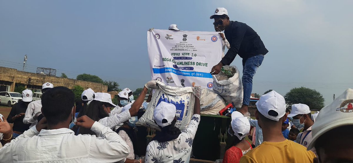 nsshcyuCG's tweet photo. स्वच्छ भारत 2.0 के तहत हेमचंद यादव विश्वविद्यालय दुर्ग राष्ट्रीय सेवा योजना के तत्वाधान में सिंगल यूज प्लास्टिक एकत्रीकरण में 200 स्वयंसेवकों के द्वारा सिंगल यूज प्लास्टिक 1250 किलो ग्राम प्लास्टिक इकट्ठा कर स्वच्छता अभियान 2.0 इस महाअभियान को सफल बनाया गया। https://t.co/2EQ6gzXgvi