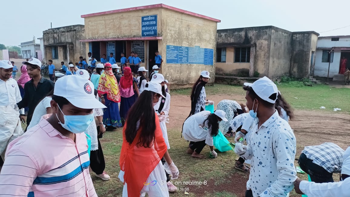 nsshcyuCG's tweet photo. स्वच्छ भारत 2.0 के तहत हेमचंद यादव विश्वविद्यालय दुर्ग राष्ट्रीय सेवा योजना के तत्वाधान में सिंगल यूज प्लास्टिक एकत्रीकरण में 200 स्वयंसेवकों के द्वारा सिंगल यूज प्लास्टिक 1250 किलो ग्राम प्लास्टिक इकट्ठा कर स्वच्छता अभियान 2.0 इस महाअभियान को सफल बनाया गया। https://t.co/2EQ6gzXgvi
