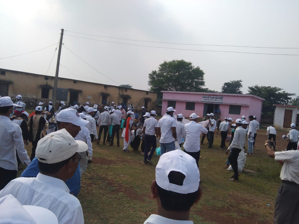 nsshcyuCG's tweet photo. स्वच्छ भारत 2.0 के तहत हेमचंद यादव विश्वविद्यालय दुर्ग राष्ट्रीय सेवा योजना के तत्वाधान में सिंगल यूज प्लास्टिक एकत्रीकरण में 200 स्वयंसेवकों के द्वारा सिंगल यूज प्लास्टिक 1250 किलो ग्राम प्लास्टिक इकट्ठा कर स्वच्छता अभियान 2.0 इस महाअभियान को सफल बनाया गया। https://t.co/2EQ6gzXgvi