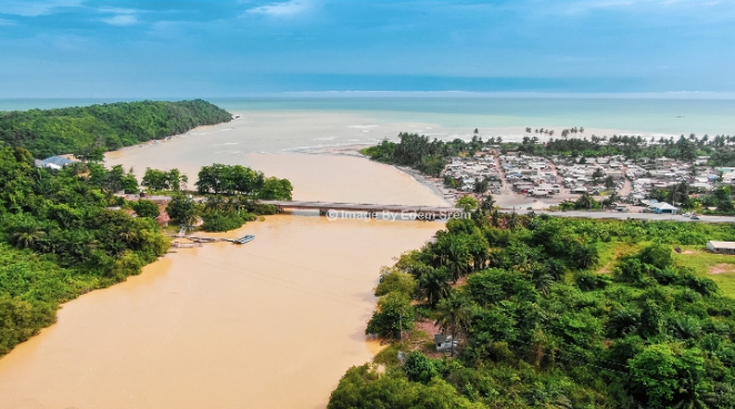 gyemgh's tweet photo. Again, there is no real commitment on the part of government to the fight against "Galamsey".  This is where a polluted River Ankobra meets the sea. 
#StopGalamseyNow 

Credit: @Afrikanticha3 https://t.co/rAzgUUTOev
