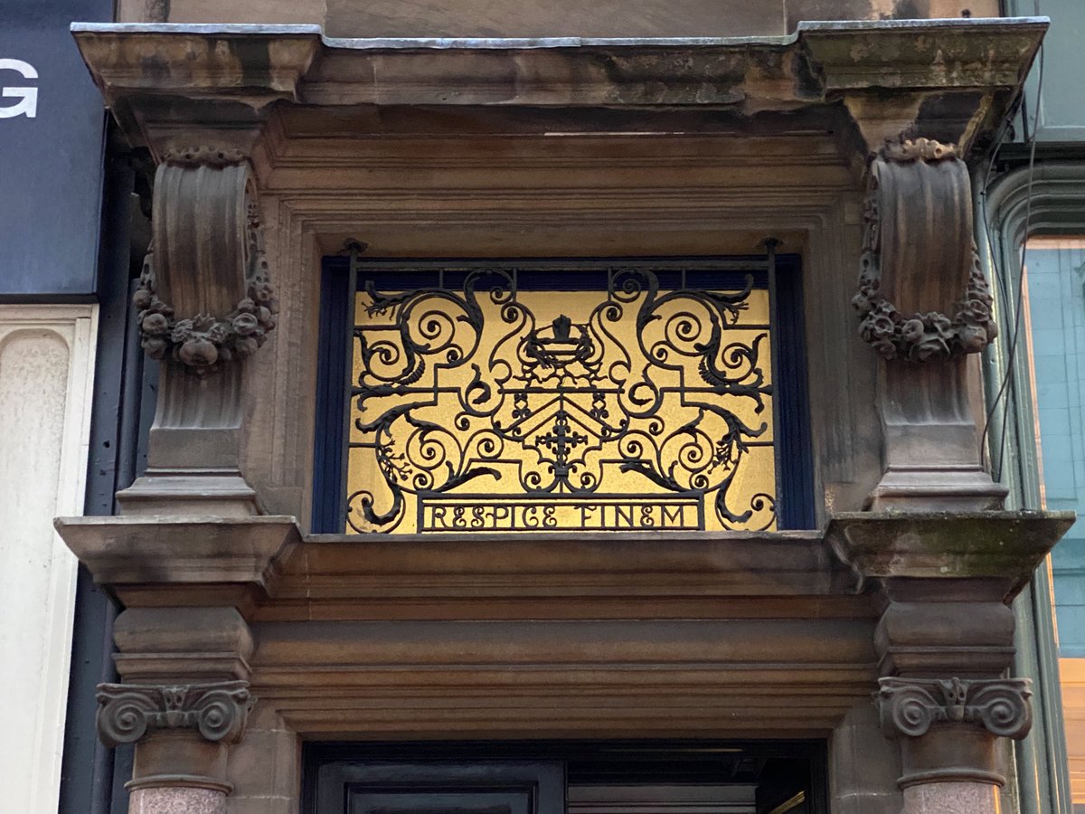 #MomentsofBeauty in #Glasgow: For #IronworkThursday this wrought-iron grille to a backlit fanlight on St Vincent Street caught my eye. The Latin inscription “Respice Finem” means "consider the end" or, live so that your life will be approved after your death = a great motto🤔🥰!