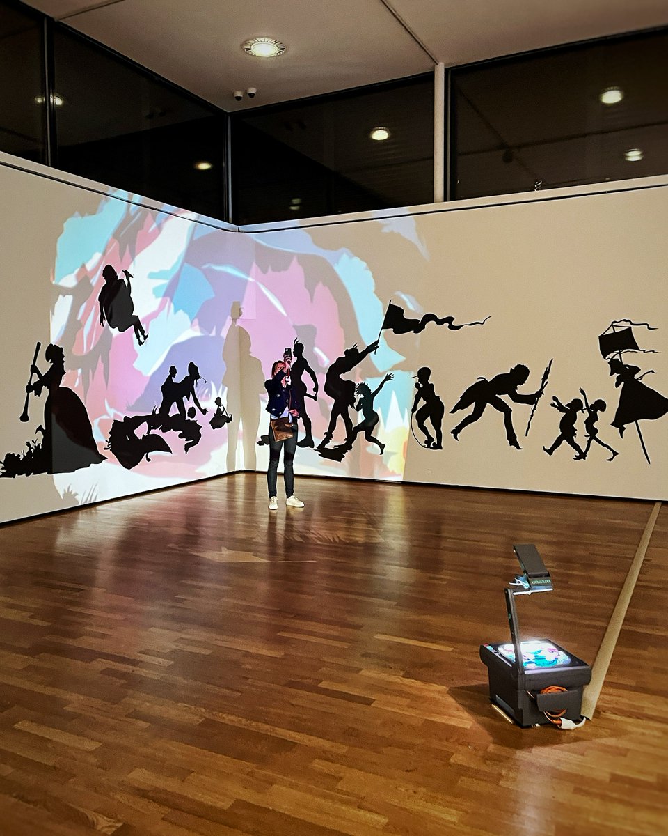 mudamlux's tweet photo. "Face-à-Face" weist 2 #Sammlungen: #ModerneGalerie #Saarlandmuseum + #Mudam
1: #KathiaStHilaire "Untitled" #MudamCollection, #FernandLéger "Baigneuse au tronc d'arbre" #Saarlandmuseum zu #Lëtzebuerg
2: #KaraWalker "Darkytown Rebellion" #MudamCollection zu #Saarbrécken https://t.co/UefsHmORii