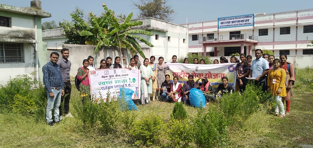 nsshcyuCG's tweet photo. दिनांक 19/10/2022 को शासकीय राजमाता विजिया राजे सिंधिया कन्या महाविद्यालय कवर्धा की एनएसएस इकाई एवं नेहरू युवा केंद्र ब्लॉक कवर्धा के संयुक्त तत्वाधान में स्वच्छता अभियान 2.0 के तहत गाजर घास उन्मूलन, कंटीले पौधों का उन्मूलन, प्लास्टिक कचरा की सफाई एवं गड्ढों की भराई करवाई गई। https://t.co/jAGj9Tvdpr