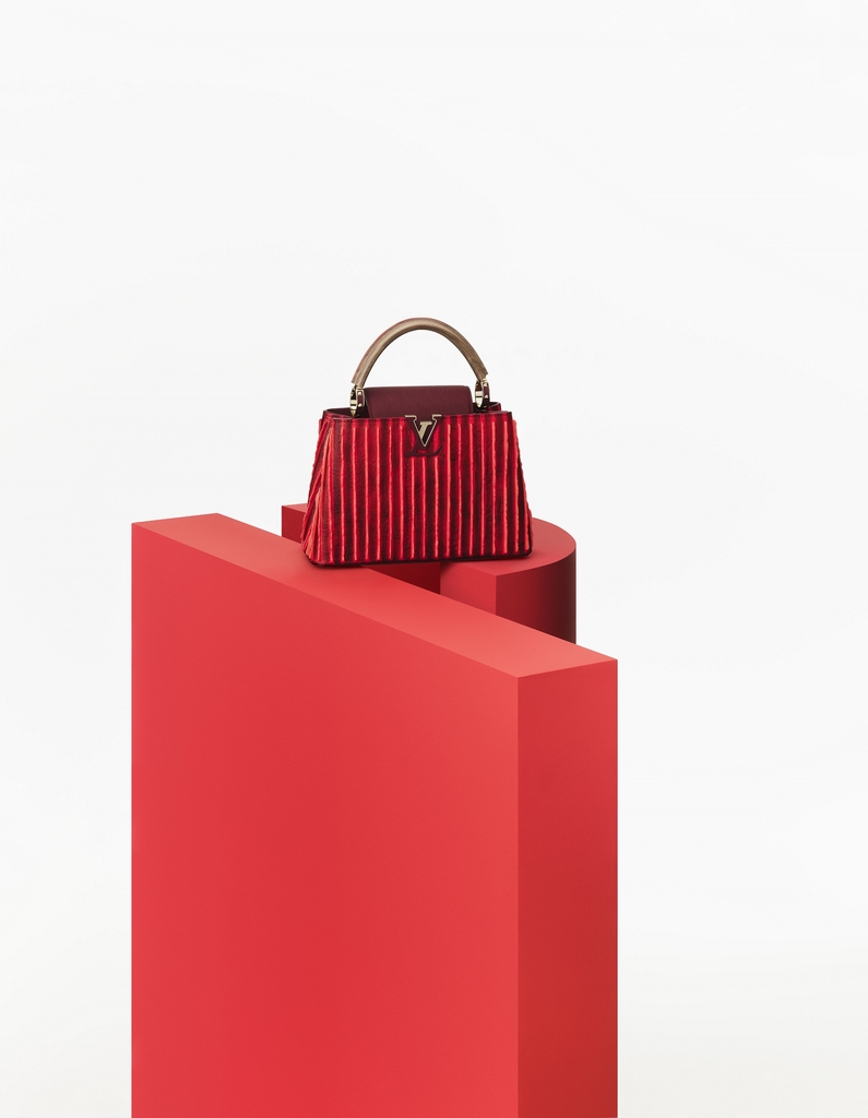 kvibe_yonhap's tweet photo. #LouisVuitton will release #ArtyCapucines collection designed by painter #ParkSeobo, master of monochromone

They have been releasing ArtyCapucines bags designed with modern artists since 2019, but painter Park is the first Korean artist to participate🥳

https://t.co/C0eZp9lq46 https://t.co/7q6F73sWKN
