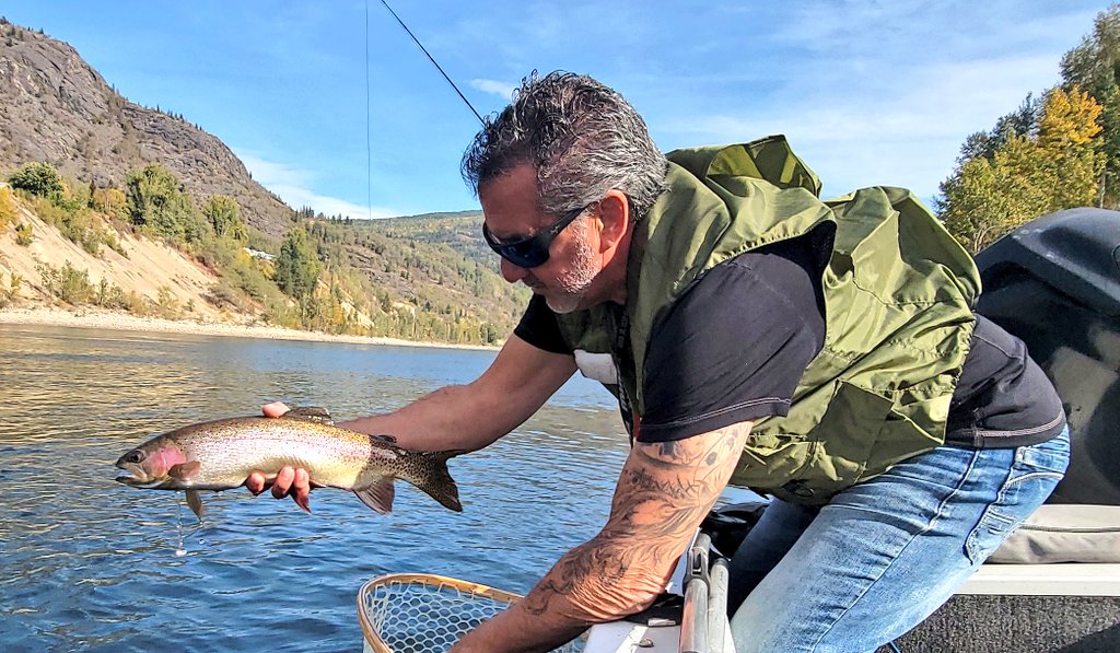 Don Freschi with a beautiful fall Columbia River rainbow trout #flyfishing #fishingbc #trout #troutfishing