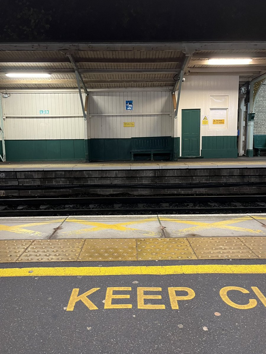techconor's tweet photo. Early start travelling to London today to go into the office

ft. Obligatory railway station photo https://t.co/XMXA29gXZ0