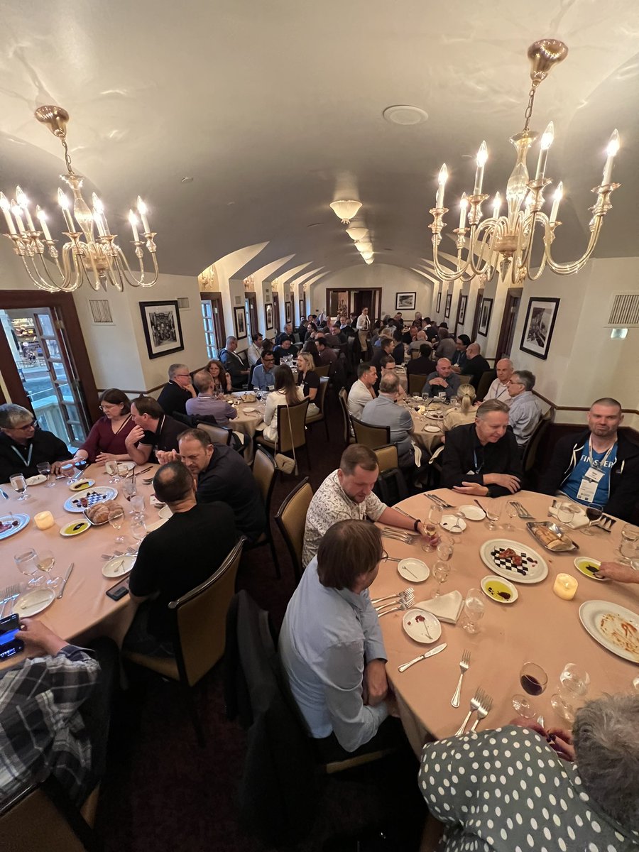 alexnuijten's tweet photo. Thanks for a lovely dinner @oracleace @jen_s_nicholson @CloudWorld https://t.co/GCIw9Oxt8Y