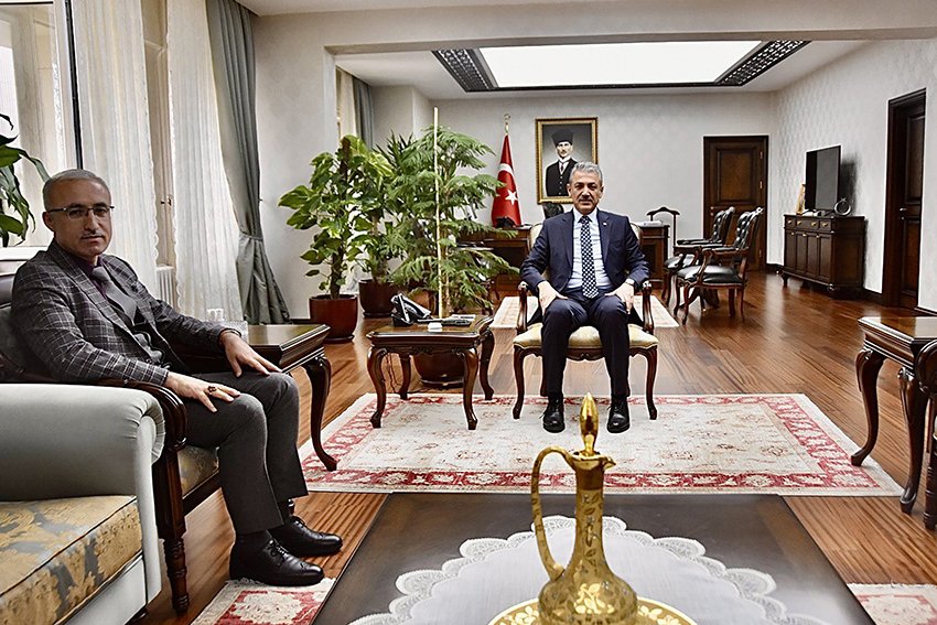 Üniversitemiz Rektör V. Prof. Dr. Hüseyin Karaman, Karaman Valisi Tuncay Akkoyun'a nezaket ziyaretinde bulundu. <a href="/HuseynKaraman/">Prof. Dr. Hüseyin KARAMAN</a> 
👇
basin.kmu.edu.tr/duyuru.aspx?ay…