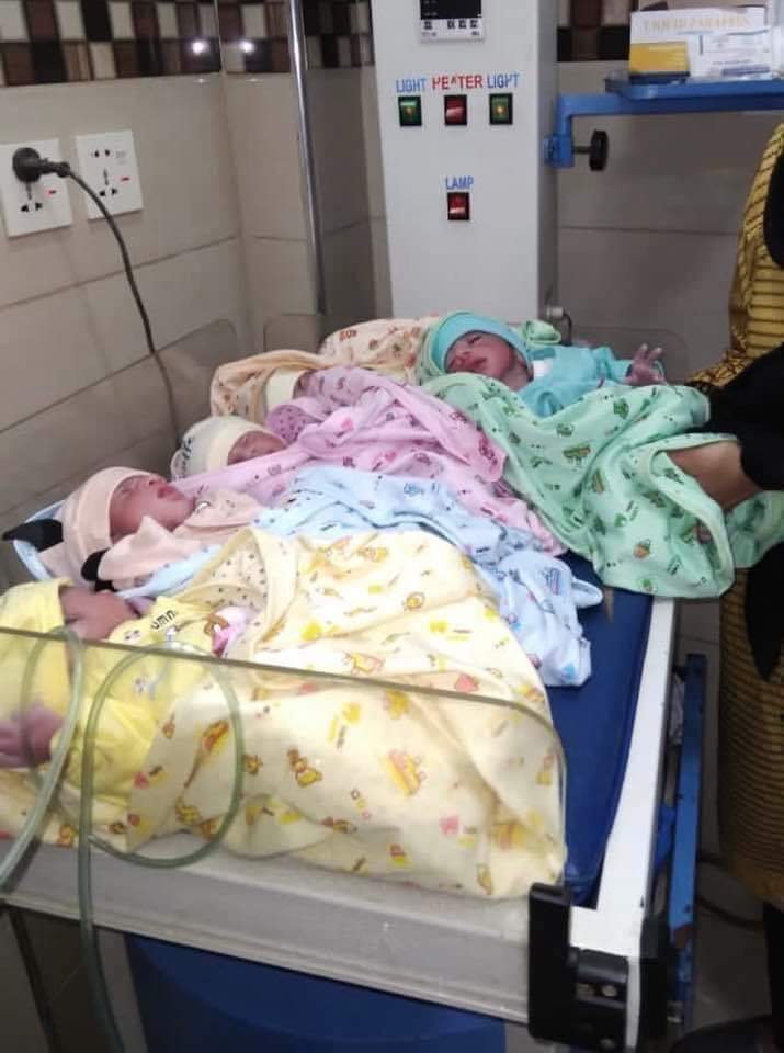 Pak322's tweet photo. بریکنگ نیوز۔۔۔پسرور 
اللہ کے ہر فیصلے میں حکمت ہوتی ہے....
اللہ نے شادی کے آٹھ سال بعد  ذیشان علی سکنہ بن باجوہ  کو  5  جڑواں  بچوں سے نواز دیا۔۔۔3 لڑکے اور 2 لڑکیاں۔۔پانچوں نوزائیدہ بچے تندرست ہیں https://t.co/DPwbdjhd6o