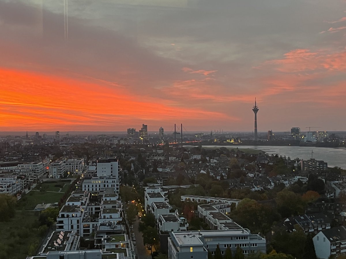_brambrink's tweet image. Lohnt sich der Weg ins Büro? Ich persönlich mag die Mischung aus #Homeoffice und #Büro! Heute bin ich am #VodafoneCampus und treffe, lache &amp;amp; diskutiere mit vielen Kolleginnen&amp;amp;Kollegen. Das will ich nicht missen. Und meinen Büroblick auf den „Düsseldorfer Morgenhimmel“ auch nicht!