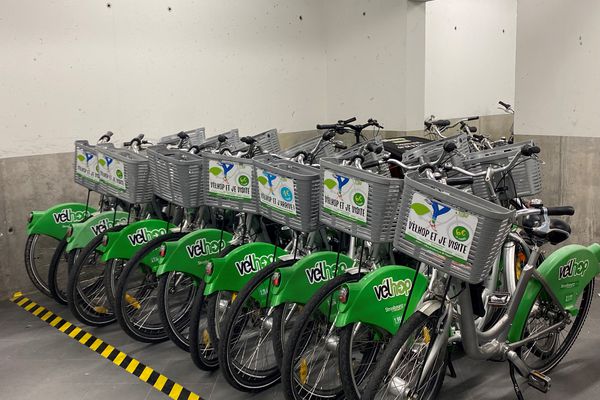 #Strasbourg : #Vélhop victime de son succès, les listes d'attentes s'allongent pour louer un #vélo france3-regions.francetvinfo.fr/grand-est/bas-…