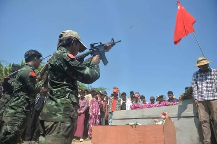 IrrawaddyNews's tweet photo. Hundreds attended Wednesday’s funeral for Ko Nay Htet, 21, a member of resistance group 96 Soldiers-PDF, who was killed fighting junta forces in Sagaing’s Wetlet on Monday. He escaped from a prison last month after being arrested in July.
Related story: https://t.co/fkNf7uqiu4 https://t.co/tL0b2Ss56b