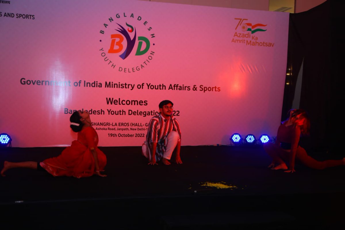 A brilliant performance of Yogasana was showcased by the Bangladesh youth delegates, during banquet dinner & cultural programme hosted by the Hon'ble Minister of Youth Affairs & Sports Shri. @ianuragthakur in New Delhi.