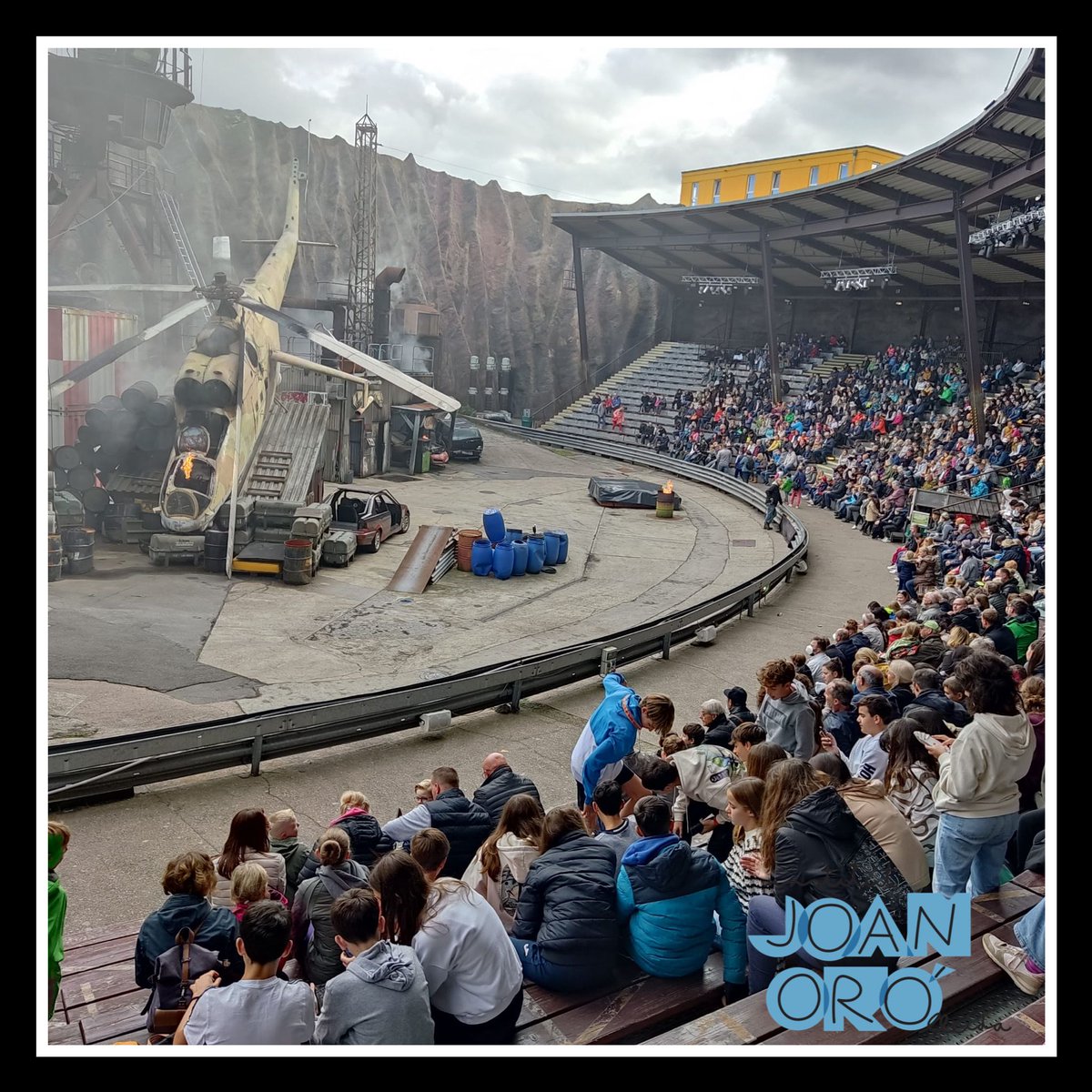 INSJoanOro's tweet photo. 📅 Day 4:
After a tour in Postdam, #2ndESO students from @INSJoanOro have been through thrilling 😲 and stunning 💥 performances in @Filmpark 🎥
Eager to have more staggering adventures❗
#ComunicaT🗣️ #ConnectaAmbLaVida🧬 #AnyJoanOró🔭 https://t.co/OrJ2ivtvxn