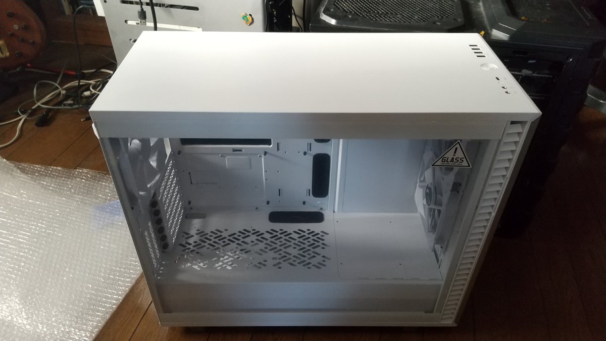 kazuhihi_baboon's tweet photo. my new PCケース!
今から組み立てます!
#MNG #Fractal #Define7 https://t.co/VYQD4sC916