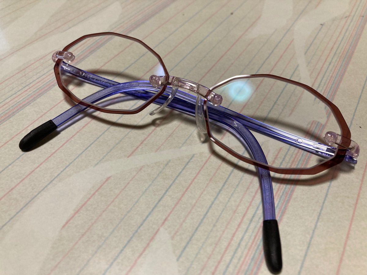 KhAm23VrZb641W6's tweet photo. 皆さん💜こんにちは
お疲れ様です🤗
以前オーダーしておいた
老眼鏡👓が出来上がり
ました😅
🎀SWISSFLEX👓
かけているのも忘れるほど
軽くて〜これで📱Twitterも
ツムツムも良く見える😄🎶
#SWISSFLEX https://t.co/phFhV7FHur