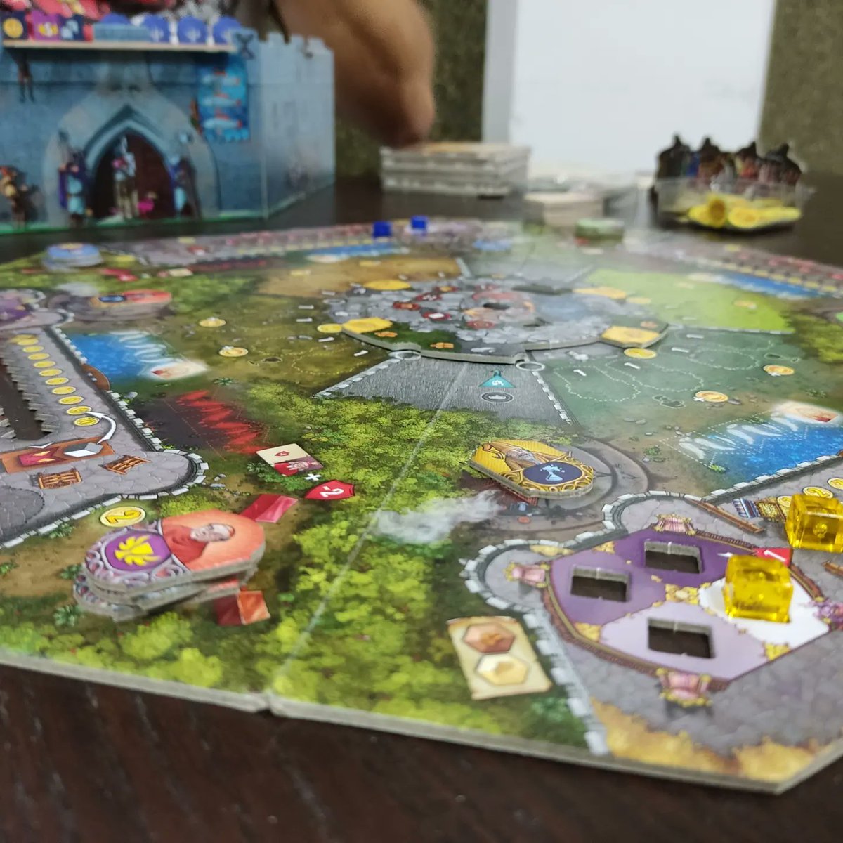 Raxar_'s tweet photo. Primer juego de #essen22 que pruebo en @DA2juegos Un juego muy diferente y original, dónde la negociación y los intercambios silenciosos son imprescindibles para la partida. 1/2 https://t.co/YDKARSPuZ5