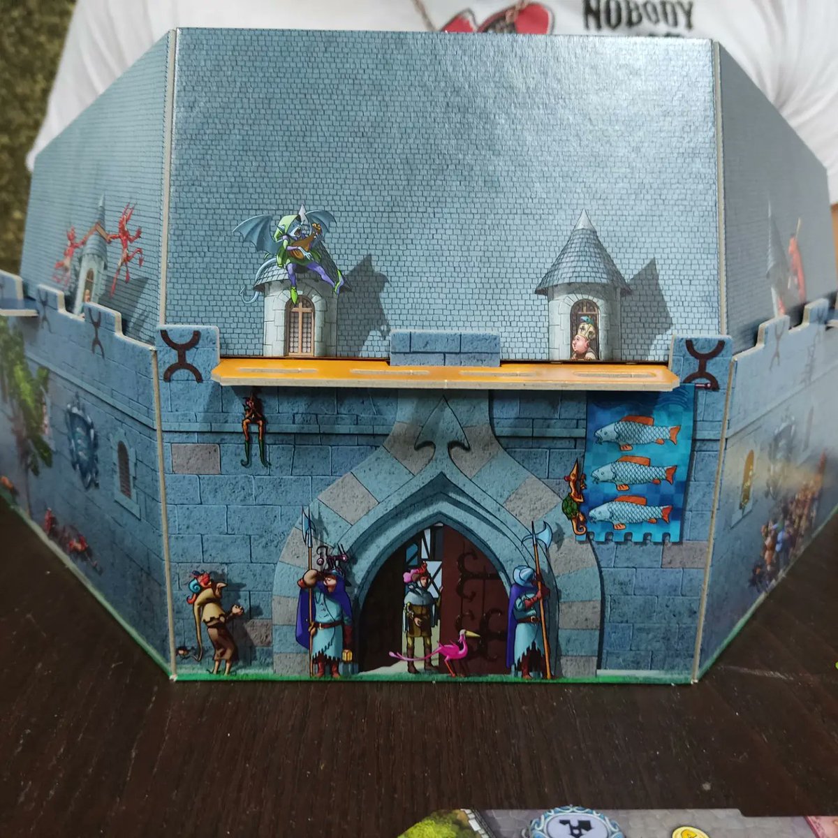 Raxar_'s tweet photo. Primer juego de #essen22 que pruebo en @DA2juegos Un juego muy diferente y original, dónde la negociación y los intercambios silenciosos son imprescindibles para la partida. 1/2 https://t.co/YDKARSPuZ5