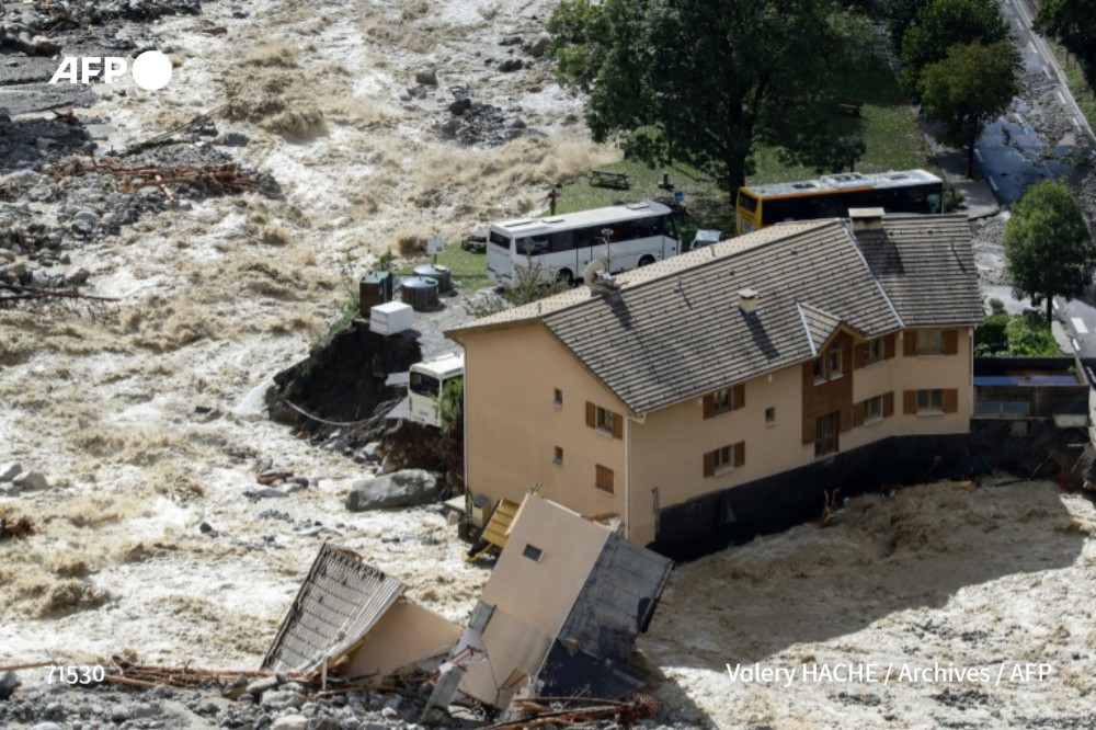 afpfr's tweet photo. [A LA UNE A 8H]
Le réchauffement climatique en France pourrait être pire que prévu: selon une étude, les températures pourraient augmenter en 2100 de 3,8° en moyenne par rapport au début du XXe siècle, si les émissions de GES ne baissent pas drastiquement #AFP 5/5 https://t.co/rKxmkgBulJ