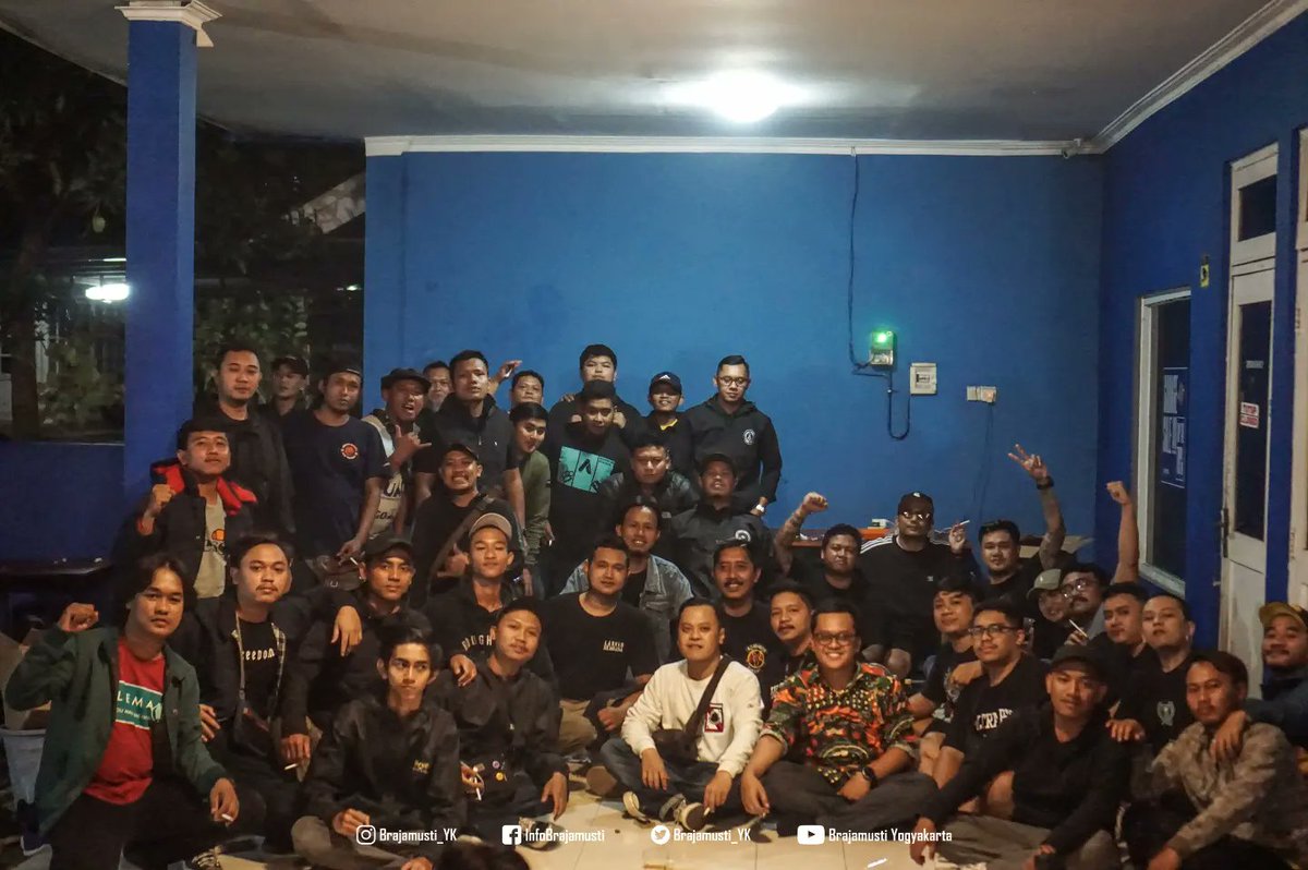 Menerima silaturahmi dari teman-teman Brigata Curva Sud di Sekretariat Brajamusti, Selasa (18/10/22) malam.

Panjang umur persaudaraan.
