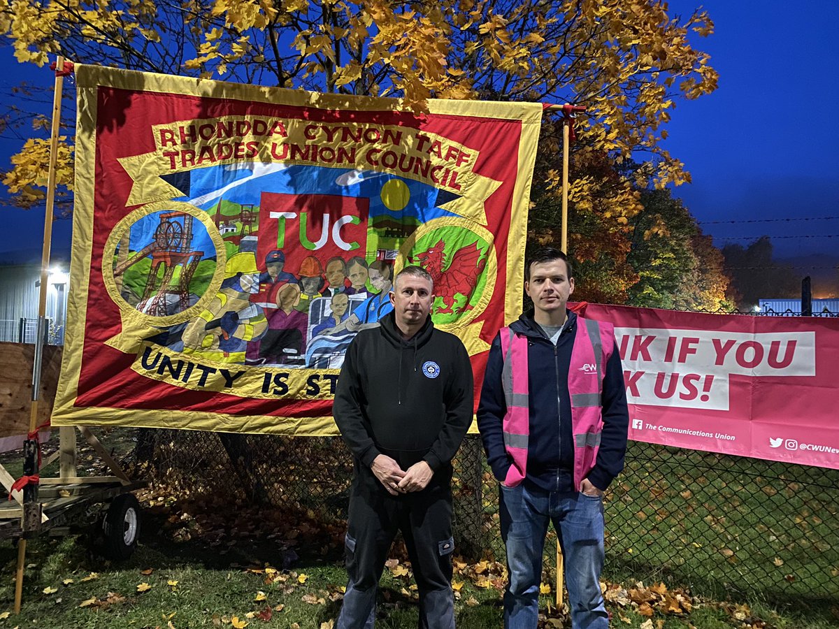 Privileged to stand shoulder to shoulder with @CwuWest branch Sec @Jason_m_2009 on the Aberdare DO picket line. ✊#StandByYourPost @CWUnews in solidarity