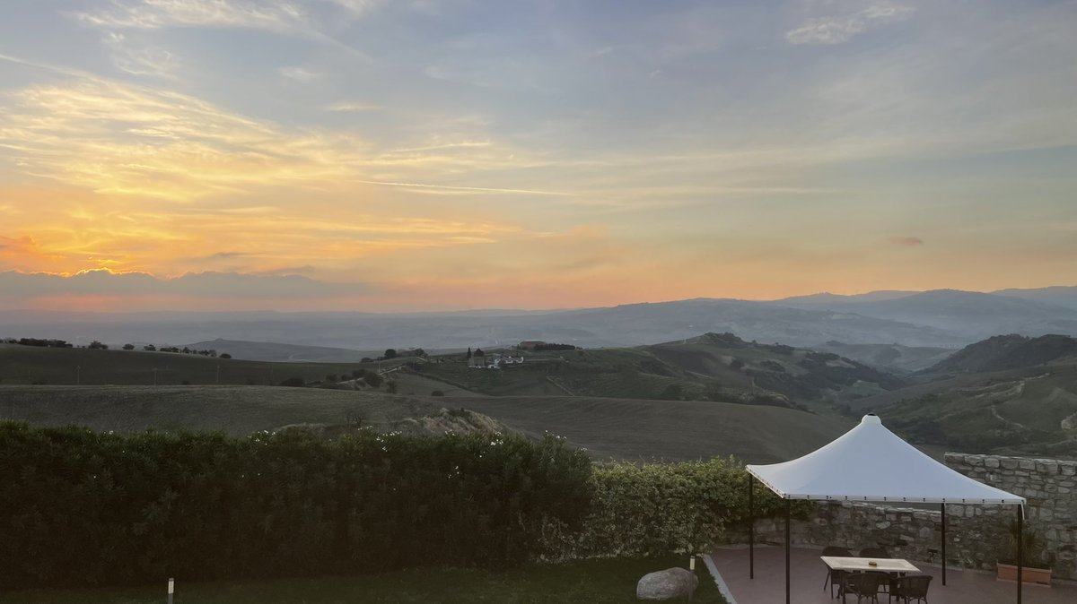 Nou daar is ie dan eindelijk weer, mijn Pendelpost. Geschreven op Schiphol, onderweg naar <a href="/ingridwittert/">Ingrid Schouten🇮🇹🇳🇱</a> en <a href="/DreKraak/">Dré Kraak</a> om te helpen met de olijvenpluk. ingridschouten.nl/pendelpost/#ch…