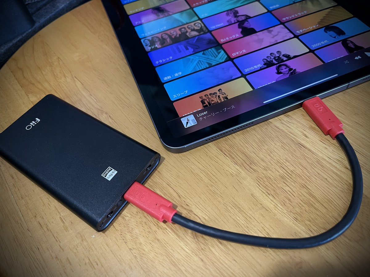 SlidingCafe's tweet photo. 先日購入したポータブルDACのFiiO Q3 MQAとiPad ProをunibrainのUSB-Cケーブル(15cm)で繋いで聴いたら、DAC自体をグレードアップしたかのような変貌ぶりにビックリ！音の輪郭がハッキリしてダイナミクスレンジの幅も広がりました。

#fiio #q3 #unibrain #procable https://t.co/KGdwHmDdmq