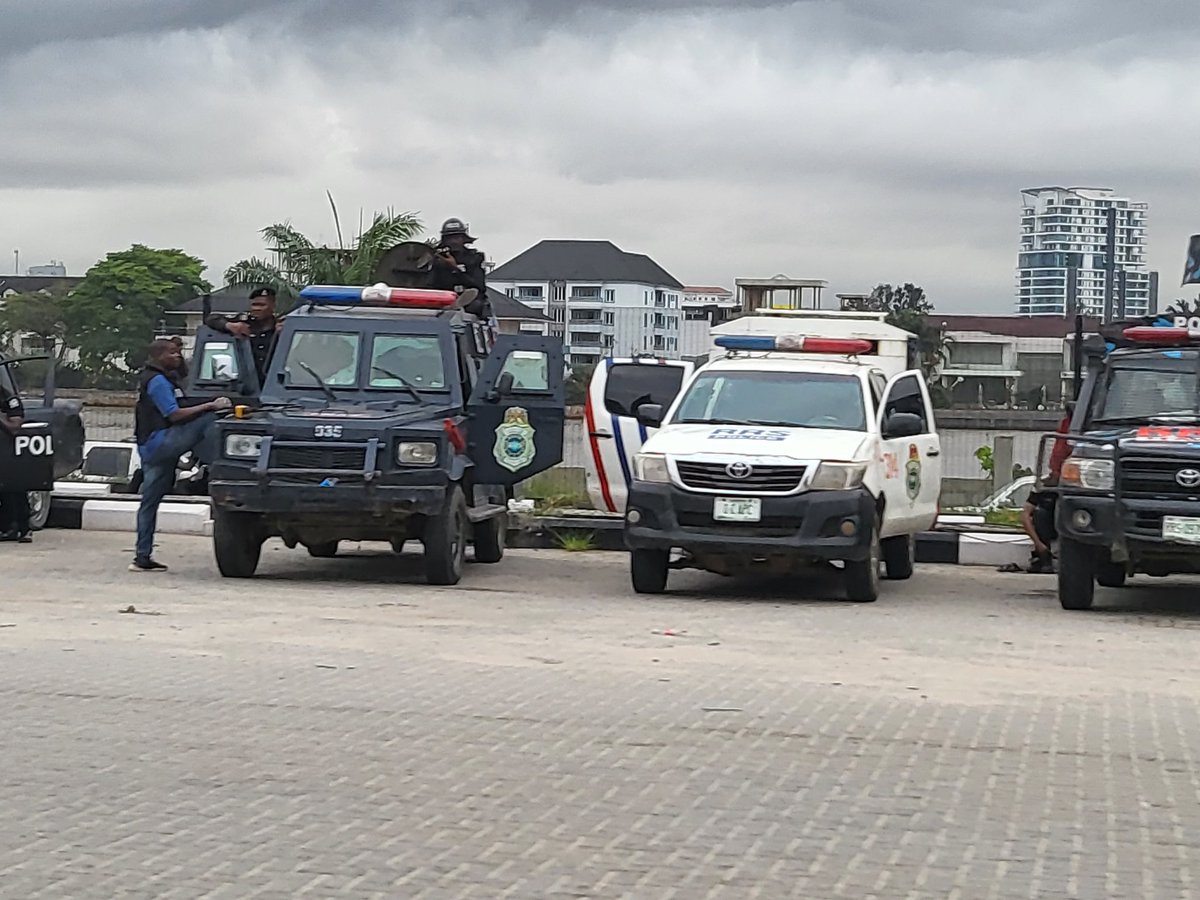 _yemia's tweet photo. #EndSARSMemorial2 
@PoliceNG didn't tell us not to come to the toll gate today. Good to see they are here to keep us safe!✊🏽
#LekkiMassacre https://t.co/3cCs0EpQkA