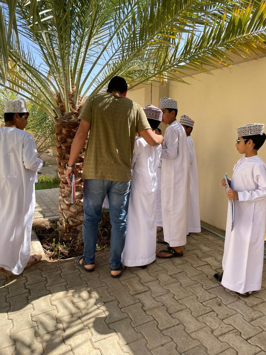 EduGovNbt2143's tweet photo. #فعاليات_تعليمية_شمال_الباطنة #مدارسنا_مستقبل_واعد  ابداعات مختلفة من المعلم رائد متولي معلم الاحياء بالمدرسة لايصال المعلومة لأبنائه الطلبة حيث قدّم نشاط عن السلاسل الغذائيه في المواطن الطبيعيه  المختلفه
(داخل حديقه المدرسه) https://t.co/pfH8RpU77C