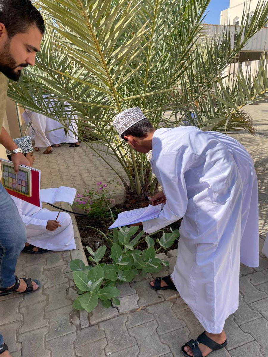 EduGovNbt2143's tweet photo. #فعاليات_تعليمية_شمال_الباطنة #مدارسنا_مستقبل_واعد  ابداعات مختلفة من المعلم رائد متولي معلم الاحياء بالمدرسة لايصال المعلومة لأبنائه الطلبة حيث قدّم نشاط عن السلاسل الغذائيه في المواطن الطبيعيه  المختلفه
(داخل حديقه المدرسه) https://t.co/pfH8RpU77C