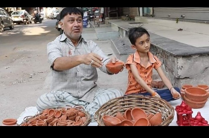 PooniyaRb's tweet photo. बना कर दिये मिट्टी के, जरा सी आस पाली है
मेरी मेहनत खरीदो यारों, मेरे घर भी दीवाली है।
#diwali https://t.co/Z21OKKVBbk