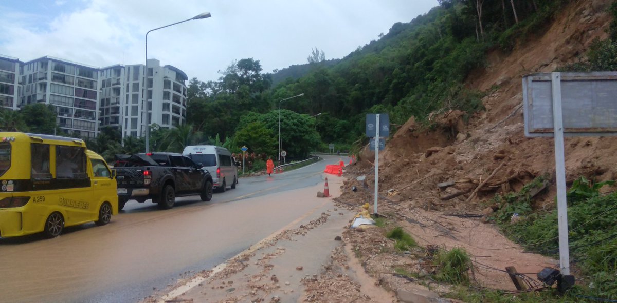 pleunpit_Ch9's tweet image. ภูเก็ต เกิดเหตุดินสไลด์บริเวณพื้นที่กมลาอำเภอกะทู้ล่าสุดเจ้าหน้าที่ต้องปิดเส้นทางการจราจรบางส่วนทำให้ผู้ที่จะเดินทางไปป่าตองผ่านทางกมลา รถติดหนักยิ่งขึ้น นทท.ที่เดินทางจากป่าตองไปสนามบินควรเผื่อเวลาเดินทางเพิ่มขึ้นหลายชั่วโมง​ @TNAMCOT