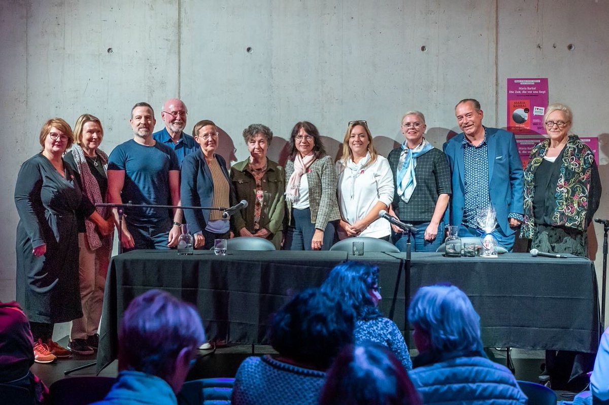 Ein Abend mit der katalanischen Schriftstellerin Maria Barbal, den wir Dank der Organisation @BuchNippes erleben durften, Familienfoto inklusive. #Diezeitdievorunsliegt Danke Dorothee Junck. Highlights im Jubiläumsjahr.