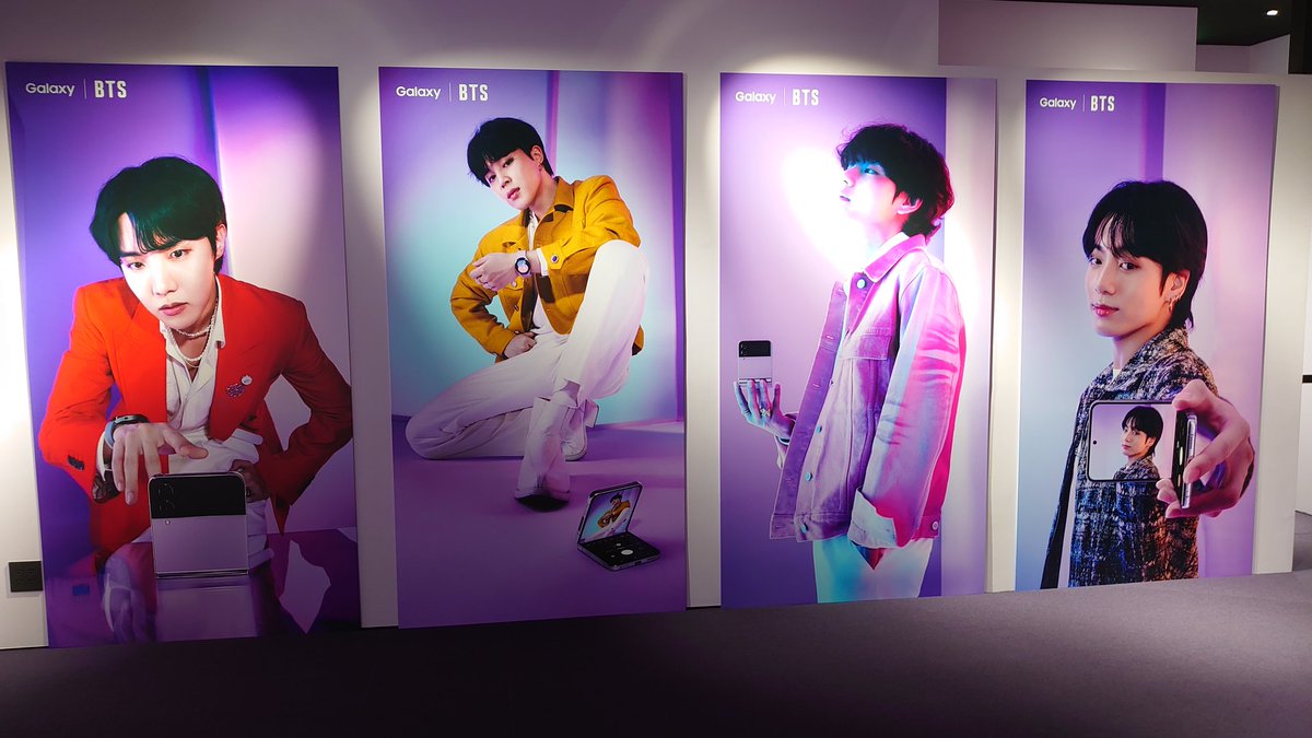 bsmilesg's tweet photo. in Galaxy Harajuku BTS💜
#galaxyのある生活 #galaxyharajuku #galaxypurplefloor #btsarmy https://t.co/Do35pDxRZC