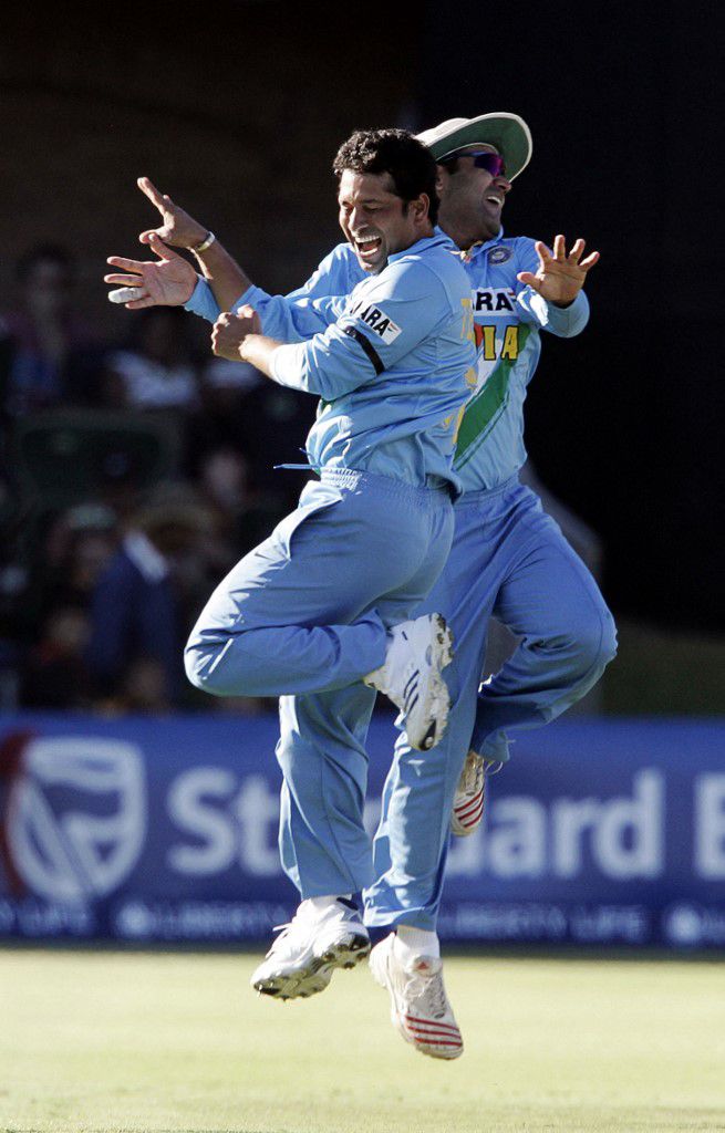 sachin_rt's tweet photo. Chauke pe chauka maarte huye 44 par pahunch gaye. Ab 44 se 50 ke liye 6 banta hai!😜

Happy birthday Viru! https://t.co/4Kh8QksvRi