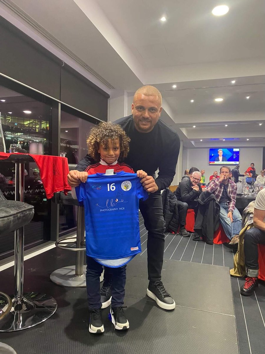 Remember the competition we shared to celebrate @WesBrown24 birthday? One of our current FM family, Kai was the lucky winner. Our aumni & future in one snap, priceless 📸 Thank you to u11 blues sponsor @hotelfootballuk for collaborating with us 💙