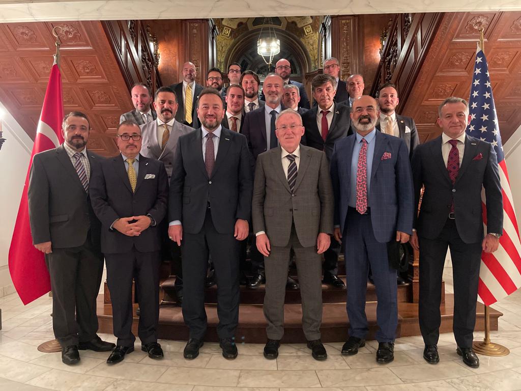 Genel Başkanımız <a href="/MahmutAsmali/">Mahmut Asmalı</a> ve MÜSİAD Yönetim Kurulu Üyelerimiz, Türkiye'nin Washington Büyükelçisi <a href="/HMuratMercan/">Hakikati Aramak...</a>'ı ziyaret ederek, MÜSİAD çalışmalarımız ve bölgedeki ticaret yaşamına yönelik fikir alışverişinde bulundu. Misafirperverliği için Büyükelçimize teşekkür ediyoruz.