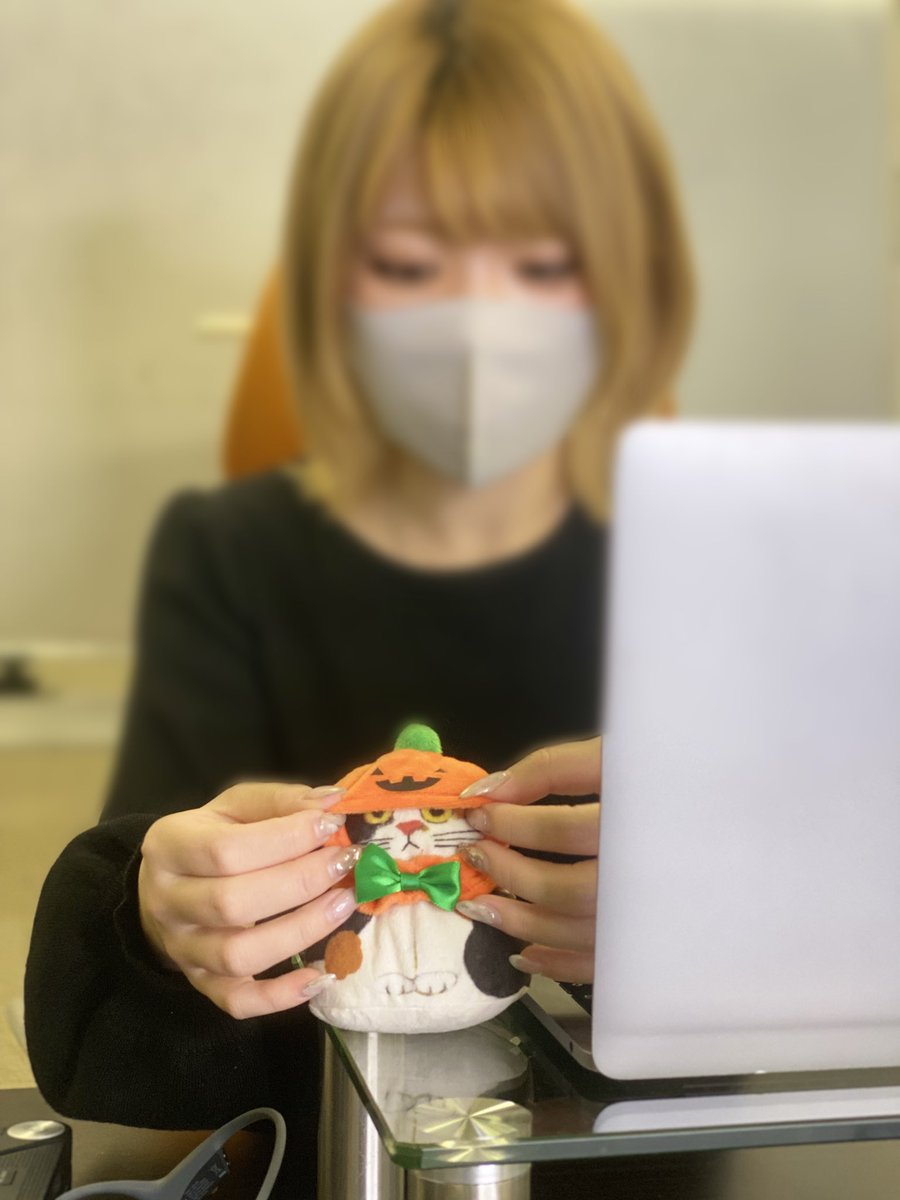 ctw_affimane's tweet photo. セミナー終わりました。ご視聴ありがとうございました！今年もネコチヤンがハロウィン仕様になりましたね、ええ。スタッフが何故かポートレートモードで撮ってくれました。(新しいiPhoneでもないのに) 

#アフィマネ
#10月
#怒ってないです
#そういう顔です https://t.co/lYh2J3CLoE