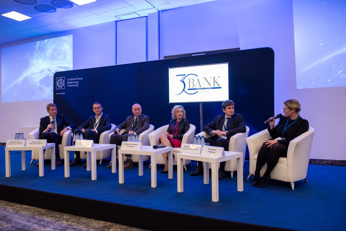 KIR__pl's tweet photo. #WojciechPantkowski, wiceprezes #KIR podczas #ForumUP: KIR wspiera polską przedsiębiorczość i ekosystem bezgotówkowy, oferując biznesowi funkcjonalne, innowacyjne i bezpieczne narzędzia elektroniczne, które spełniają najwyższe rynkowe standardy.
@aleBankPL https://t.co/4kgesvSHv5 https://t.co/vu5lWH4Yhk