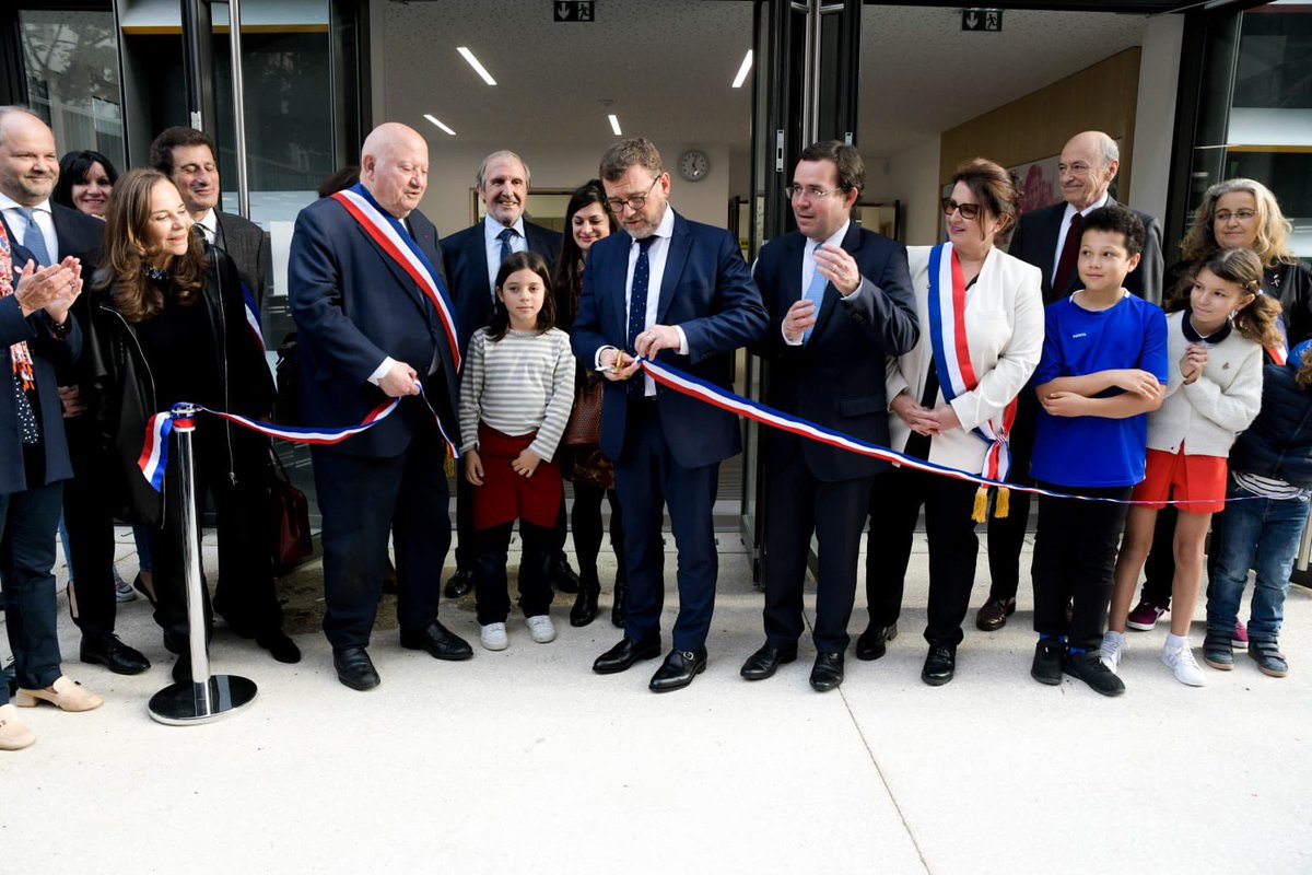 🏘️ Très heureux d'avoir inauguré aux côtés d'<a href="/ASantini_Issy/">André Santini</a> et Alain Taravella le quartier "Issy Coeur de Ville".

Proximité, mixité des usages et des lieux de vie sont au cœur de ce quartier !

Preuve qu’on peut construire en conciliant le droit au durable et au beau pour tous.