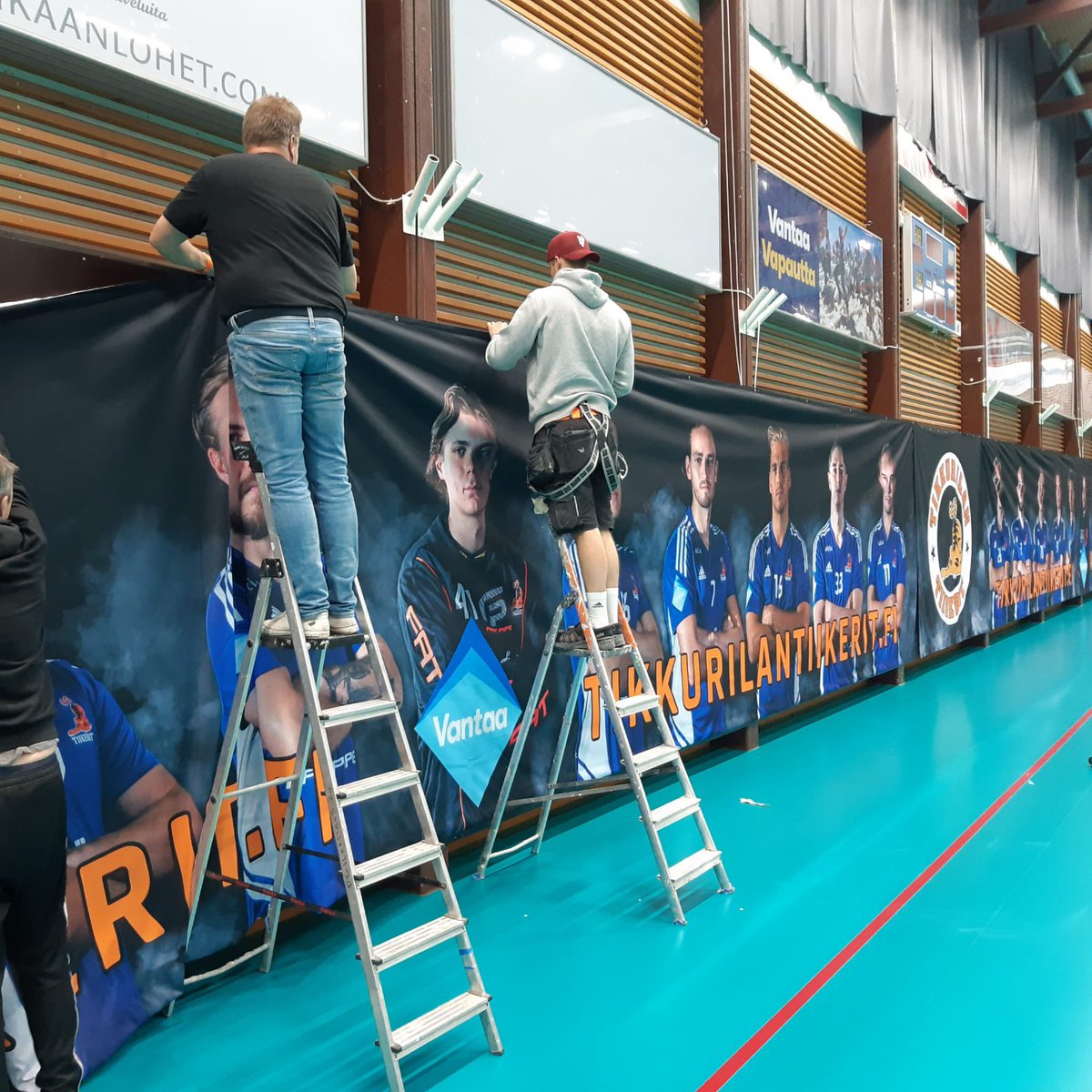 Tiikerit's tweet photo. Pelaajakuvien päivitystä Urheilutalolla. Valmista seuraavassa kotipelissä la 29.10 vs Koovee!
#tiikerisydän #salibandy #vantaa #inssidivari https://t.co/qPKtnx2QhM