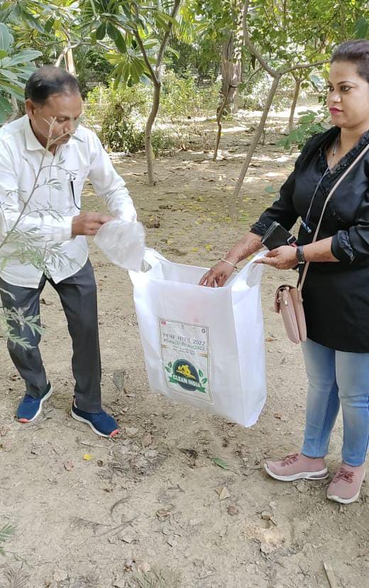 MYBEastDelhi's tweet photo. #AzadiKaAmritMahotsav 

@NYKEASTDELHI की ओर से स्वच्छ भारत अभियान संजय झील में सतर्क युवा संगठन द्वारा चलाया गया 

@ianuragthakur @NisithPramanik @GautamGambhir @YASMinistry @Nyksindia #SwachhBharat2022 https://t.co/HC9Li3TzS3